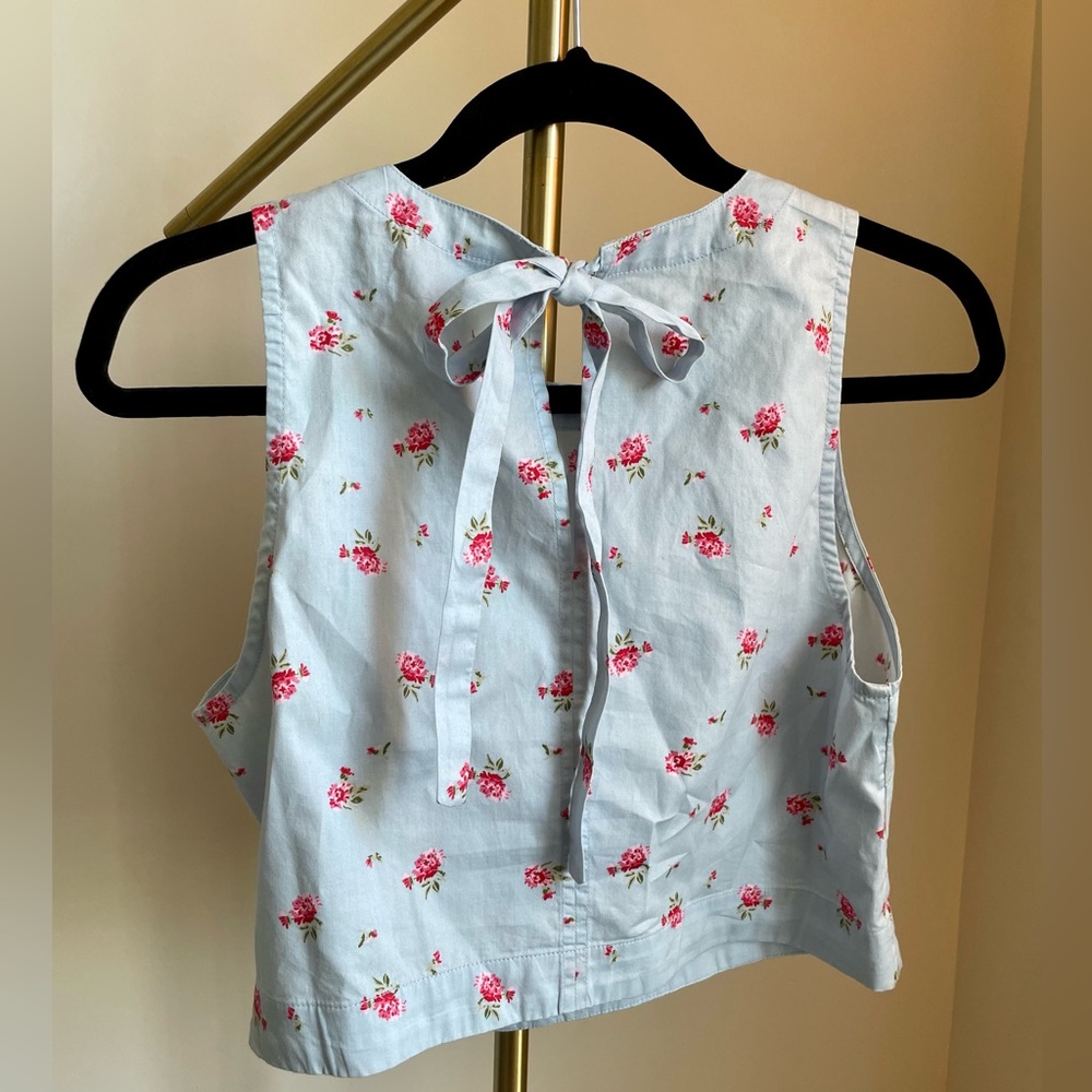 Precious ditsy floral baby blue blouse with ribbon closure. 🌷
